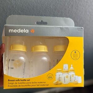 Medela Breast Milk Bottle Set with Yellow Lids
